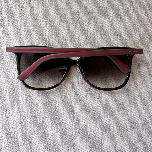 AUTHENTIC GUCCI sunglasses with original collapsible case  display picture 2